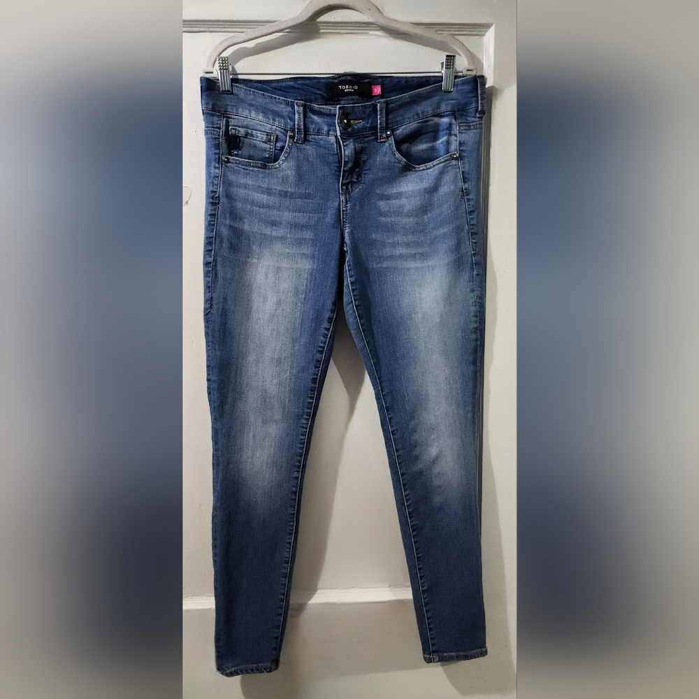 🌷Torrid Mid Wash Stretch Skinny Jeans🌷size:12